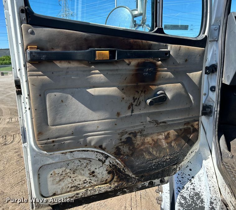 image for item EK4522 2002 Freightliner  FL70 asphalt sealcoating truck