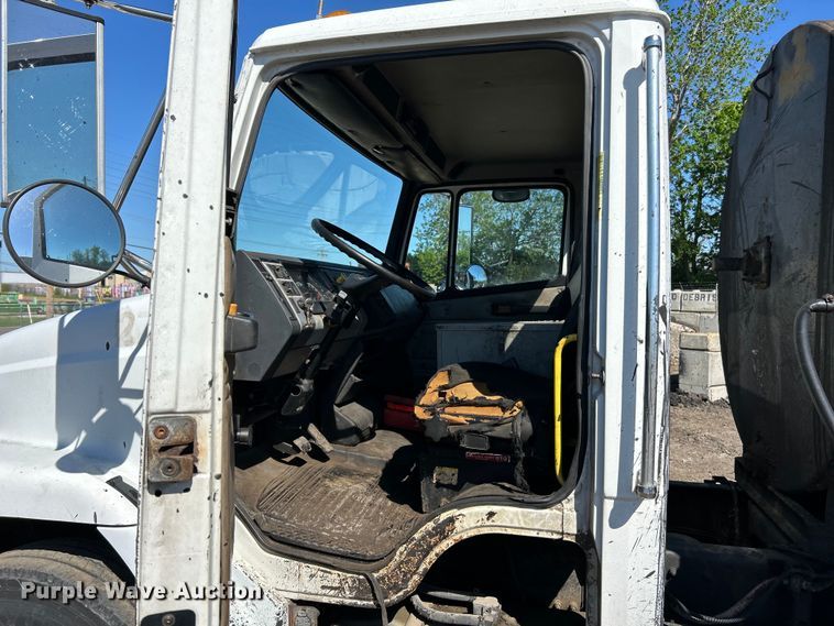 image for item EK4522 2002 Freightliner  FL70 asphalt sealcoating truck