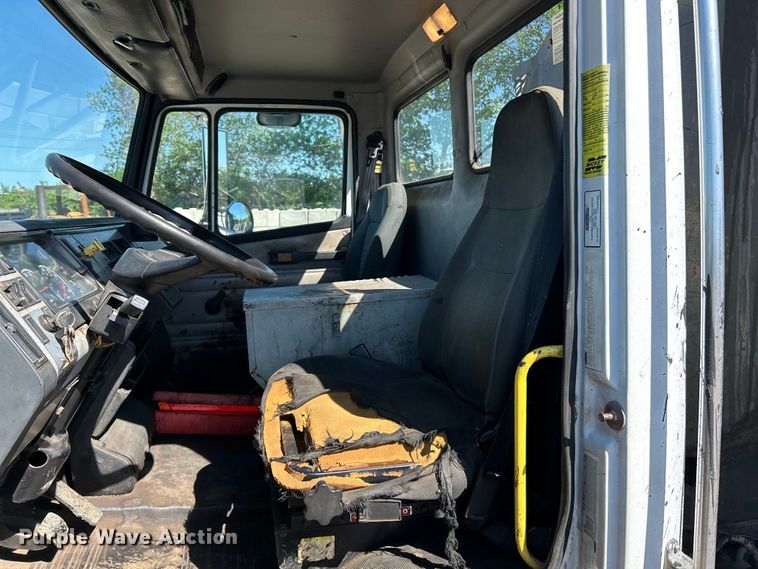 image for item EK4522 2002 Freightliner  FL70 asphalt sealcoating truck