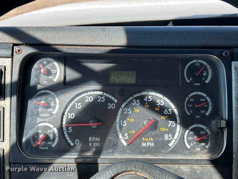 image for item EK4522 2002 Freightliner  FL70 asphalt sealcoating truck