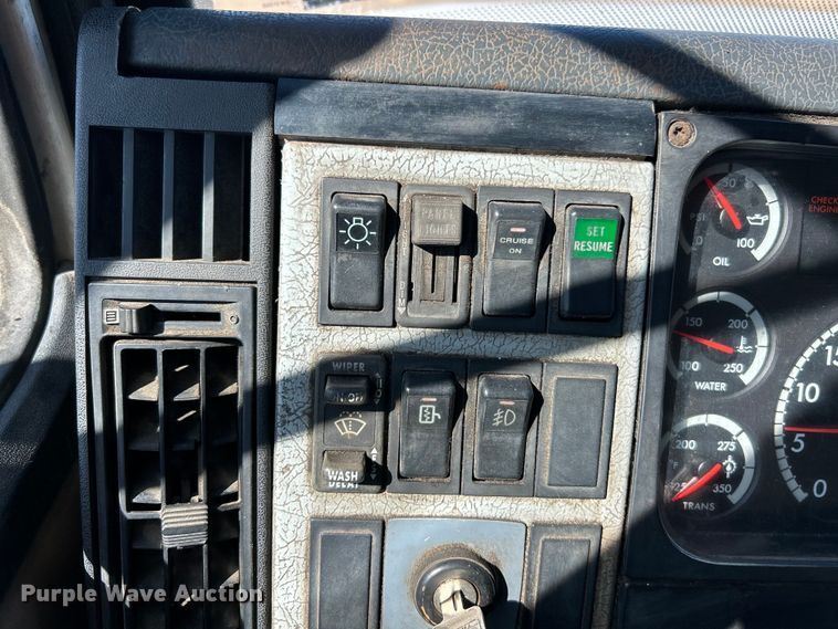 image for item EK4522 2002 Freightliner  FL70 asphalt sealcoating truck