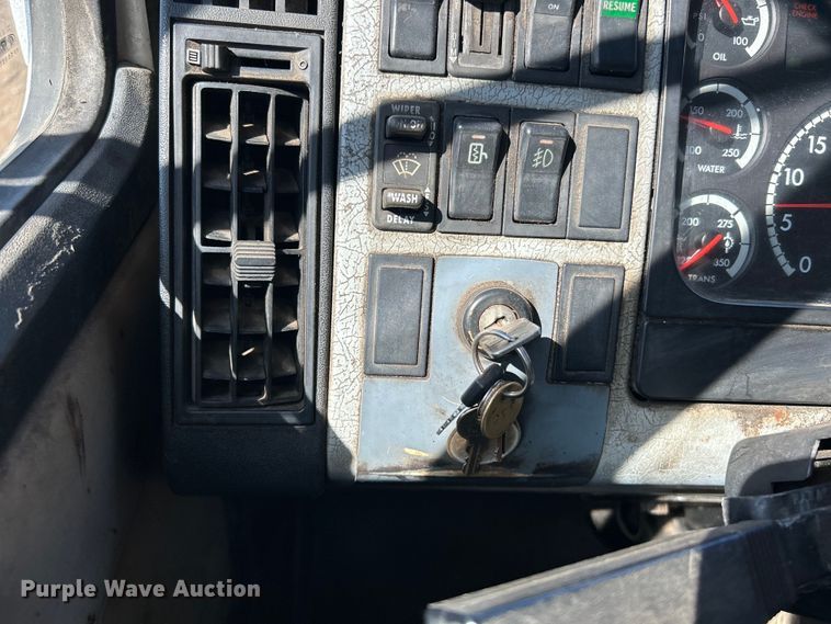 image for item EK4522 2002 Freightliner  FL70 asphalt sealcoating truck