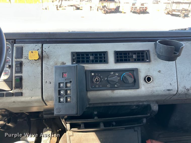 image for item EK4522 2002 Freightliner  FL70 asphalt sealcoating truck