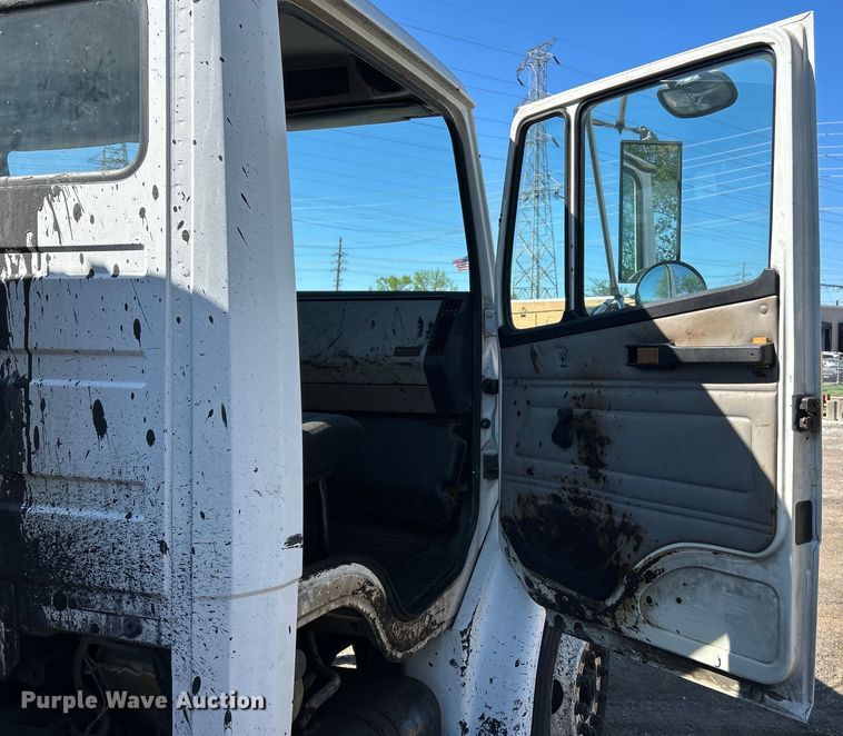 image for item EK4522 2002 Freightliner  FL70 asphalt sealcoating truck