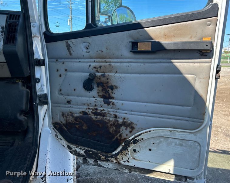 image for item EK4522 2002 Freightliner  FL70 asphalt sealcoating truck