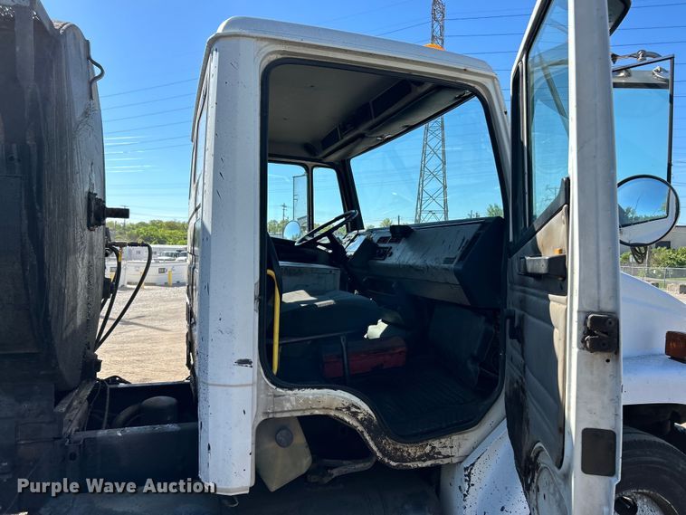 image for item EK4522 2002 Freightliner  FL70 asphalt sealcoating truck