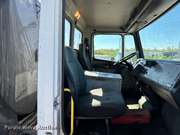 image for item EK4522 2002 Freightliner  FL70 asphalt sealcoating truck