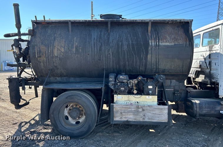 image for item EK4522 2002 Freightliner  FL70 asphalt sealcoating truck