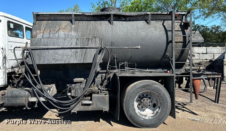 image for item EK4522 2002 Freightliner  FL70 asphalt sealcoating truck