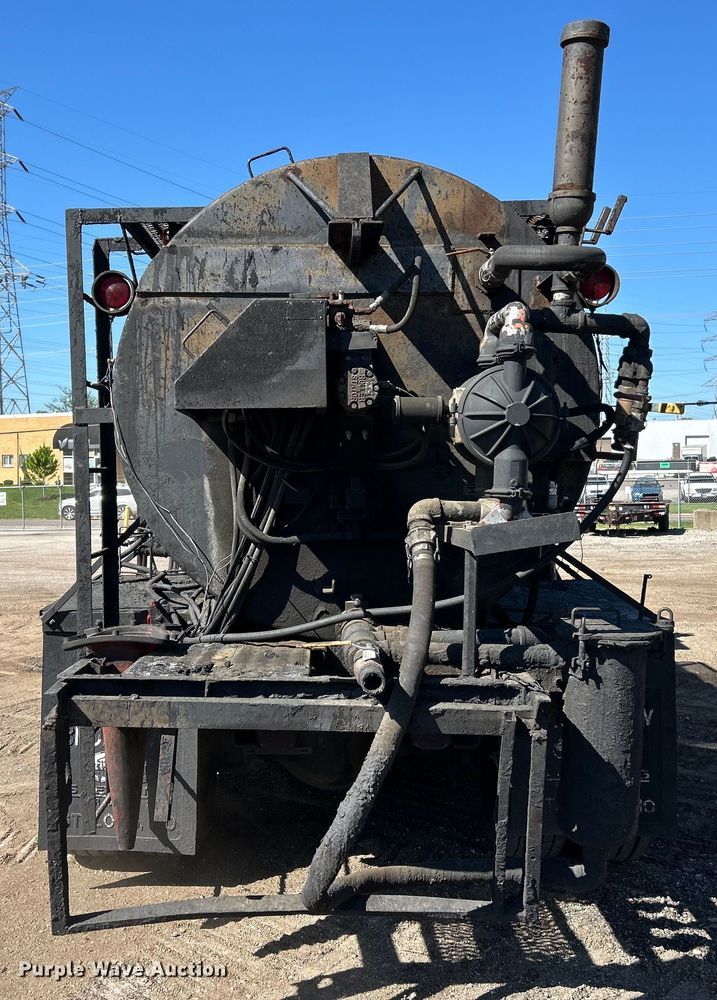 image for item EK4522 2002 Freightliner  FL70 asphalt sealcoating truck