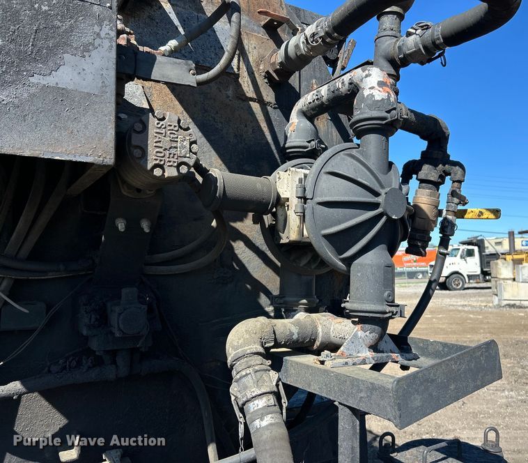 image for item EK4522 2002 Freightliner  FL70 asphalt sealcoating truck