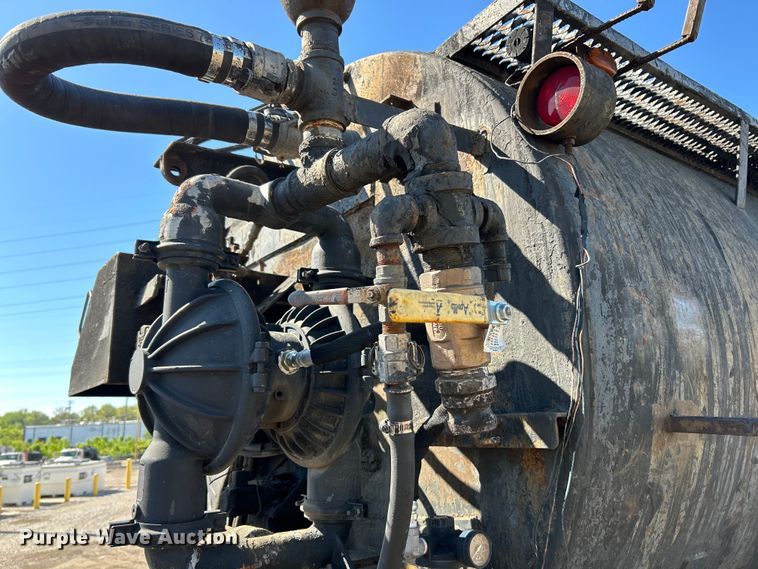 image for item EK4522 2002 Freightliner  FL70 asphalt sealcoating truck