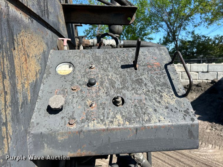 image for item EK4522 2002 Freightliner  FL70 asphalt sealcoating truck