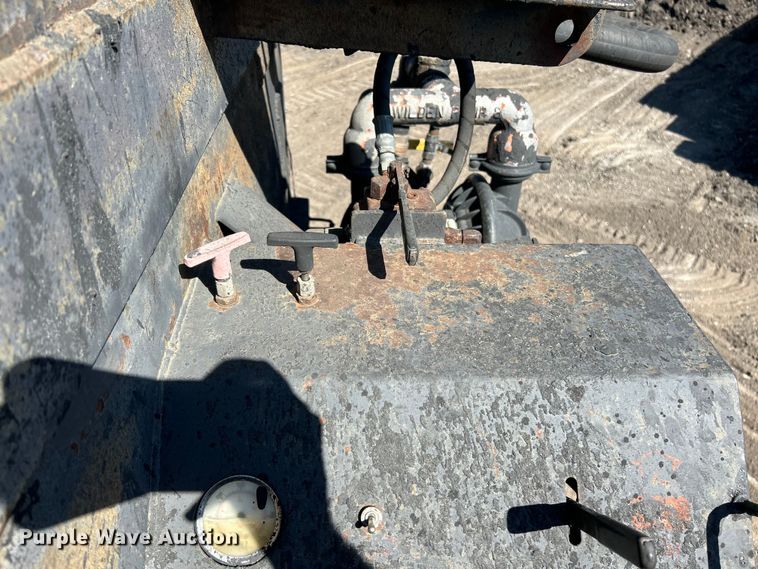 image for item EK4522 2002 Freightliner  FL70 asphalt sealcoating truck