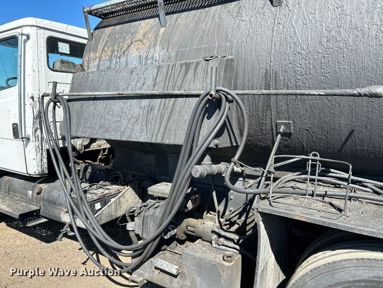 image for item EK4522 2002 Freightliner  FL70 asphalt sealcoating truck