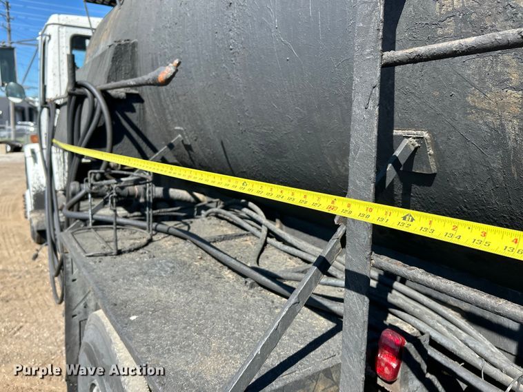 image for item EK4522 2002 Freightliner  FL70 asphalt sealcoating truck