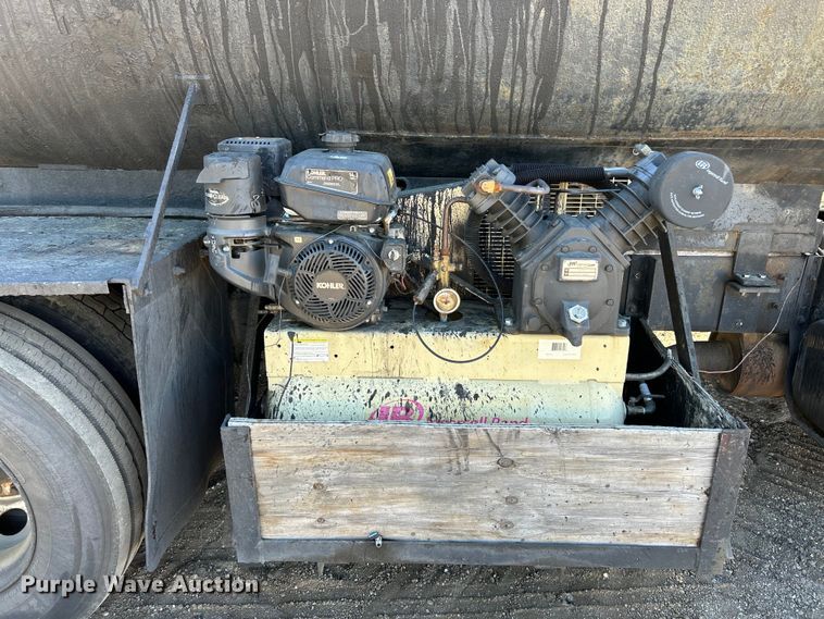 image for item EK4522 2002 Freightliner  FL70 asphalt sealcoating truck