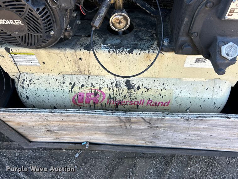 image for item EK4522 2002 Freightliner  FL70 asphalt sealcoating truck