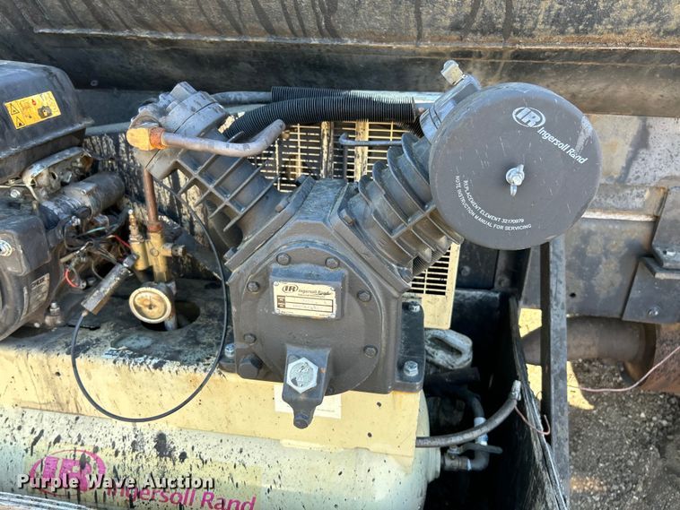 image for item EK4522 2002 Freightliner  FL70 asphalt sealcoating truck