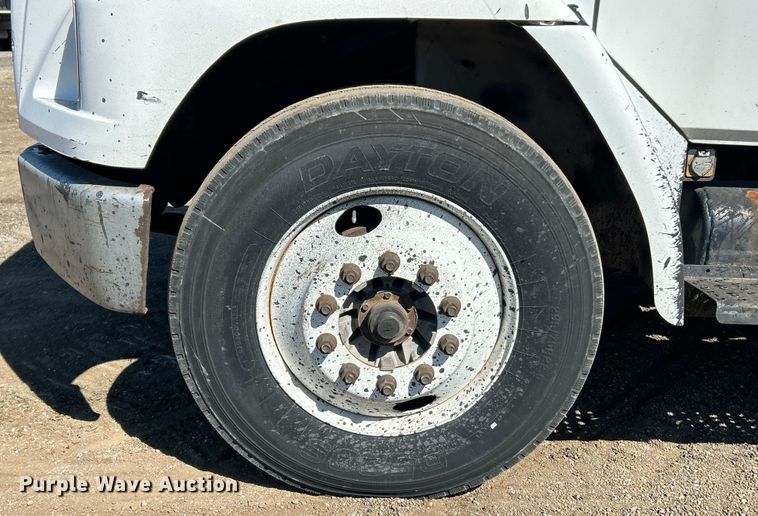 image for item EK4522 2002 Freightliner  FL70 asphalt sealcoating truck