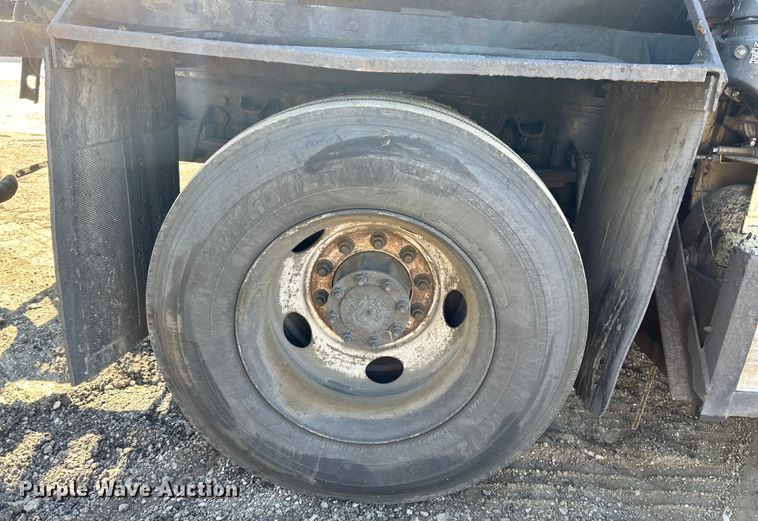 image for item EK4522 2002 Freightliner  FL70 asphalt sealcoating truck