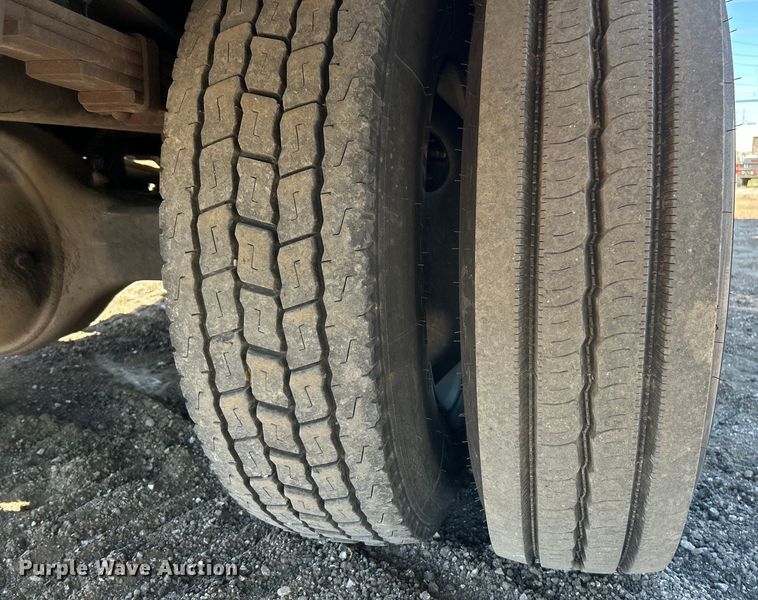 image for item EK4522 2002 Freightliner  FL70 asphalt sealcoating truck