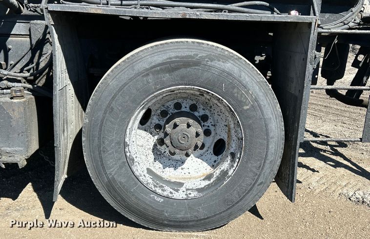 image for item EK4522 2002 Freightliner  FL70 asphalt sealcoating truck