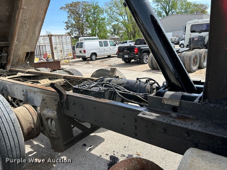 image for item EK4553 1997 Ford LT9513 dump truck