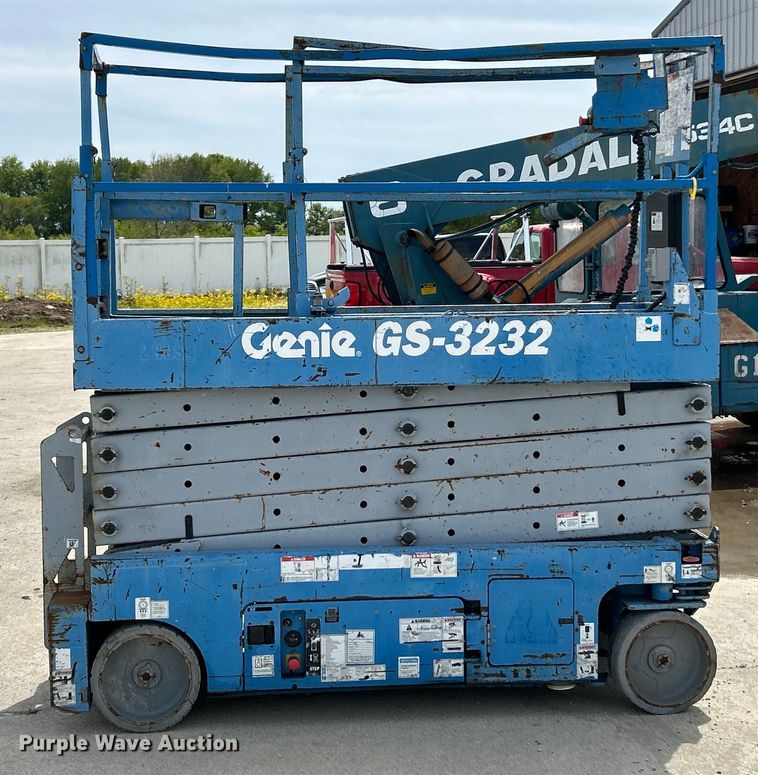 image for item EK4555 2011 Genie GS-3232 scissor lift