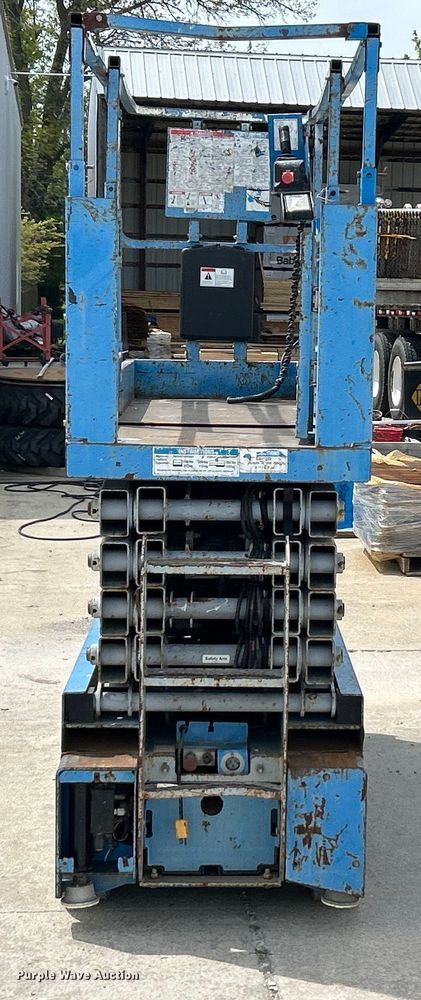 image for item EK4555 2011 Genie GS-3232 scissor lift