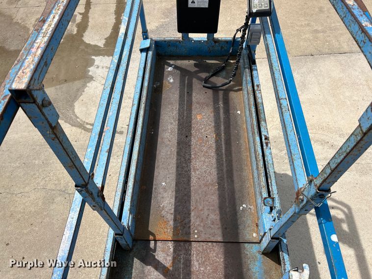 image for item EK4555 2011 Genie GS-3232 scissor lift