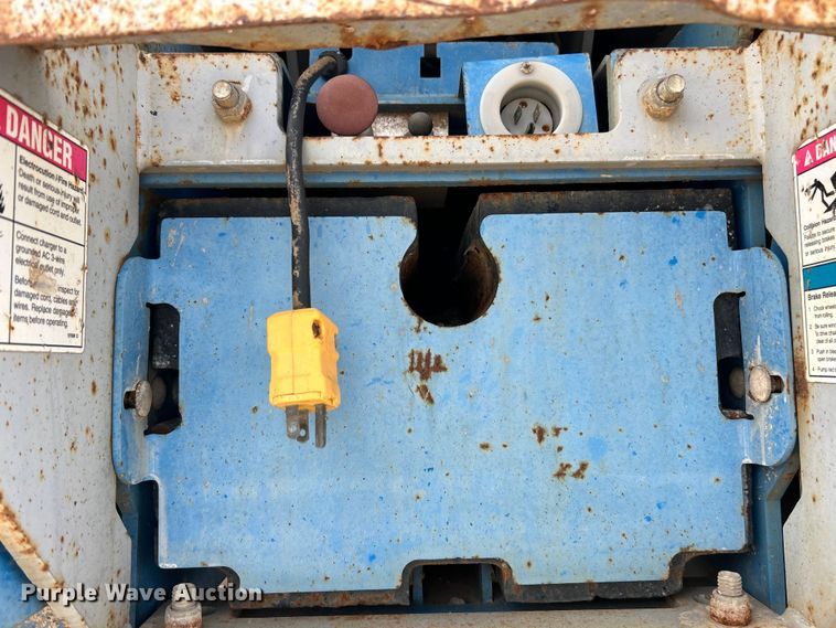 image for item EK4555 2011 Genie GS-3232 scissor lift