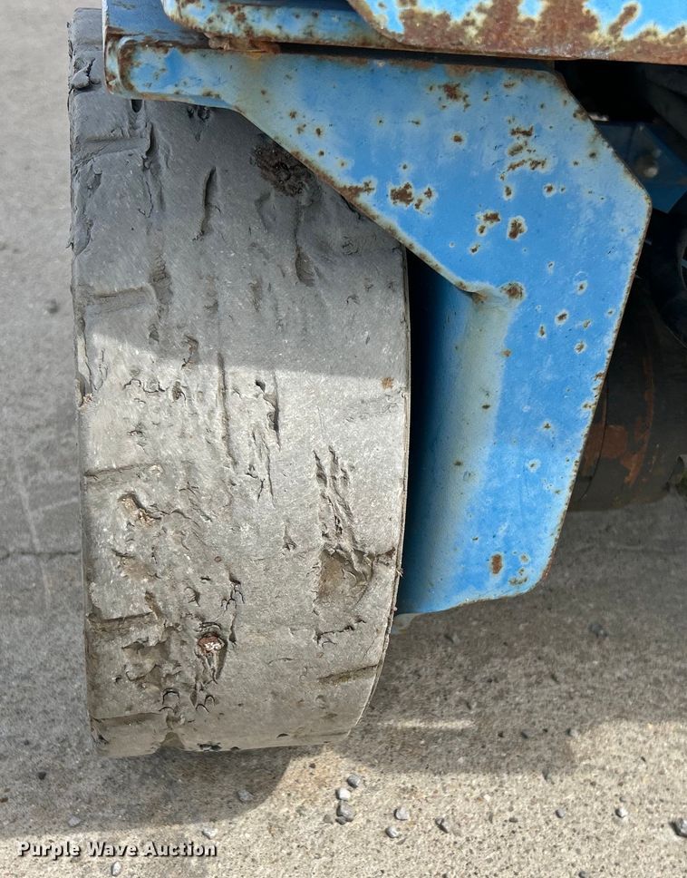 image for item EK4555 2011 Genie GS-3232 scissor lift