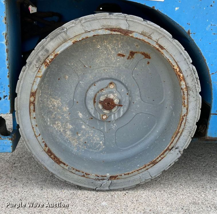 image for item EK4555 2011 Genie GS-3232 scissor lift