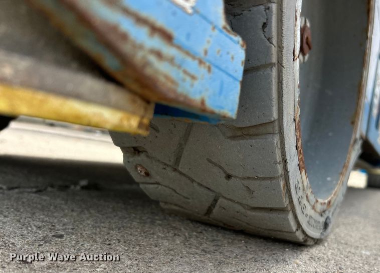 image for item EK4555 2011 Genie GS-3232 scissor lift