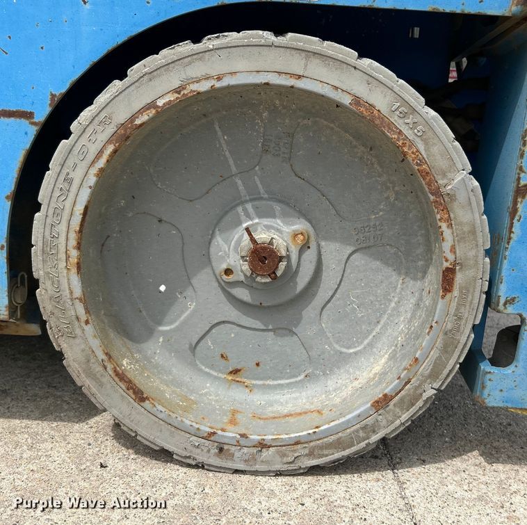 image for item EK4555 2011 Genie GS-3232 scissor lift