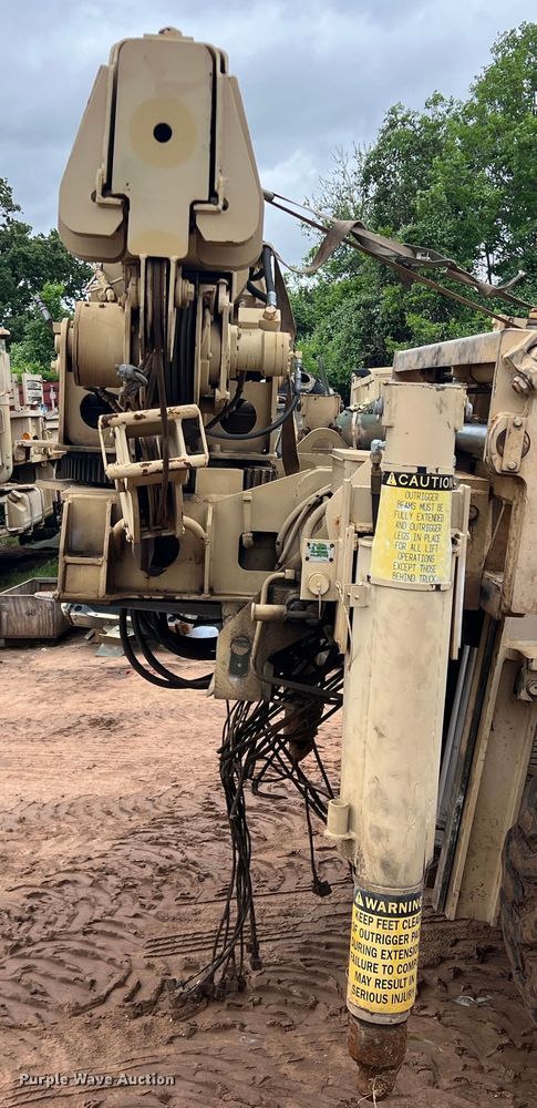 image for item JS9961 2000 Grove FMTV-W crane