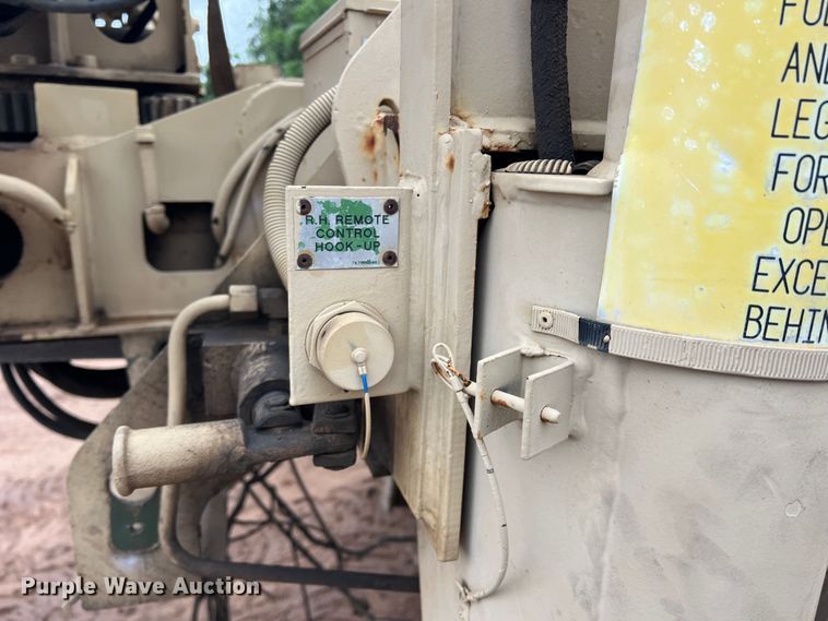 image for item JS9961 2000 Grove FMTV-W crane