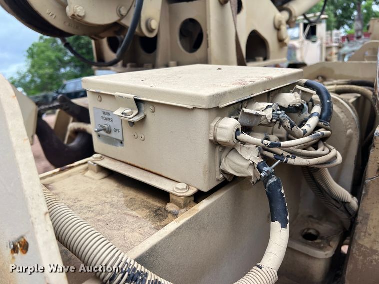 image for item JS9961 2000 Grove FMTV-W crane