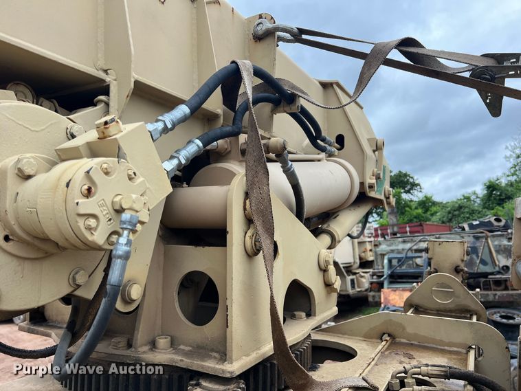 image for item JS9961 2000 Grove FMTV-W crane