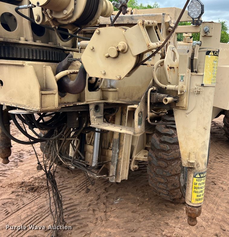 image for item JS9961 2000 Grove FMTV-W crane