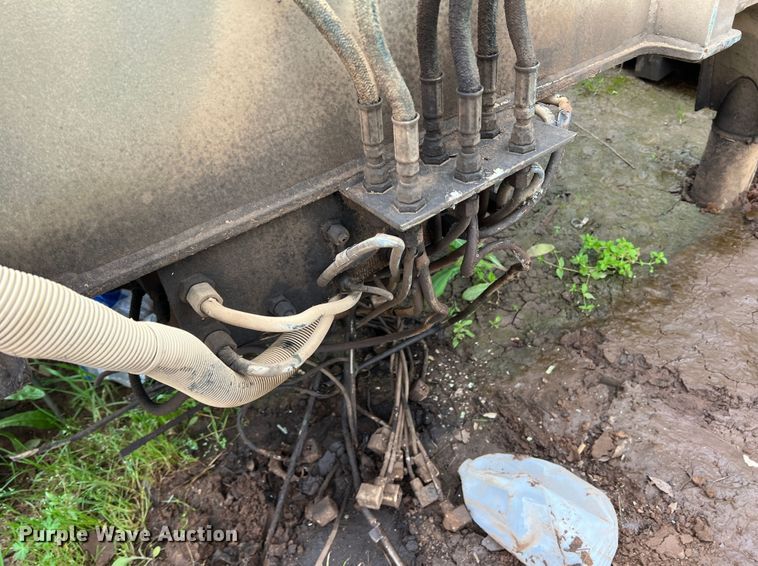 image for item JS9961 2000 Grove FMTV-W crane