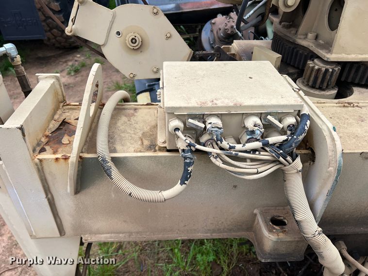 image for item JS9961 2000 Grove FMTV-W crane