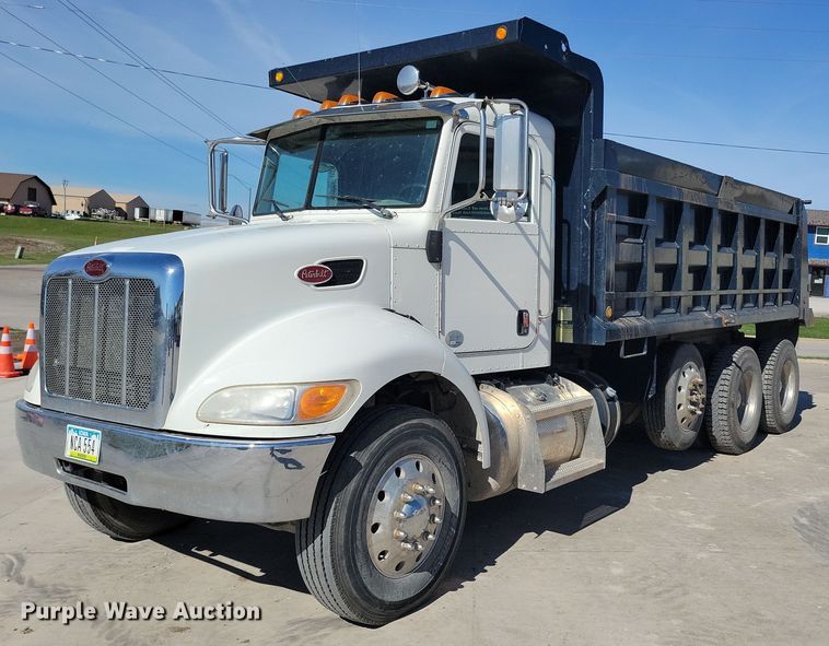 image for item LC9946 2014 Peterbilt 348 dump truck