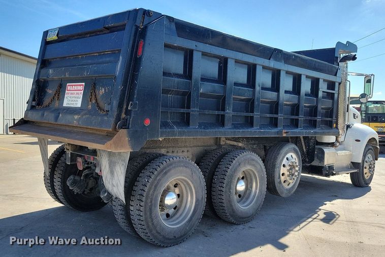 image for item LC9946 2014 Peterbilt 348 dump truck