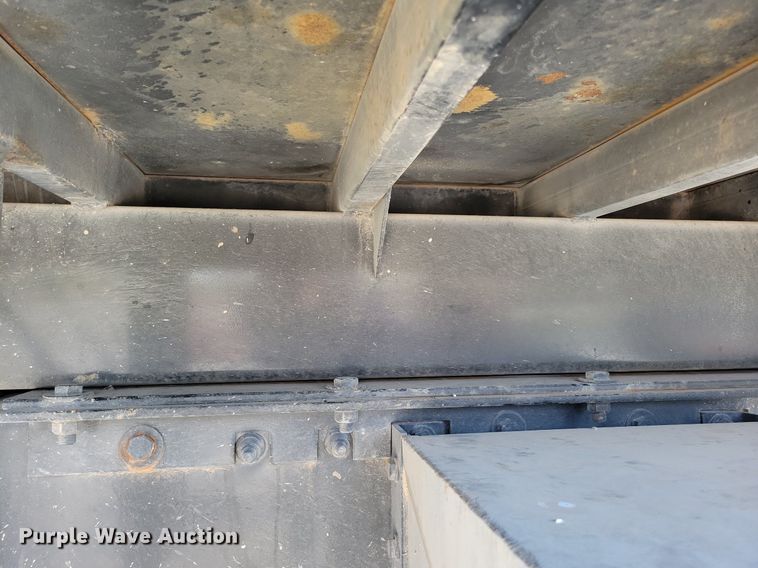 image for item LC9946 2014 Peterbilt 348 dump truck