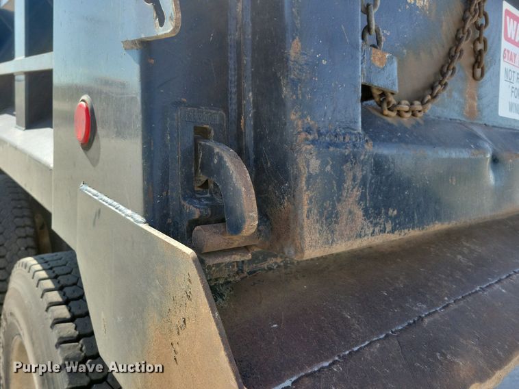 image for item LC9946 2014 Peterbilt 348 dump truck