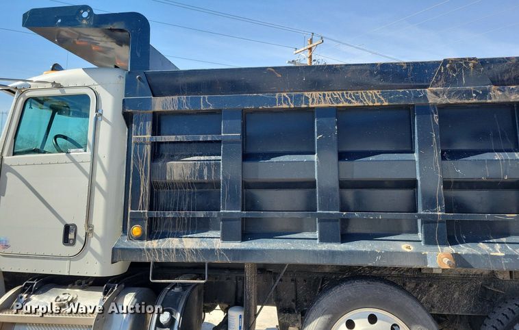 image for item LC9946 2014 Peterbilt 348 dump truck