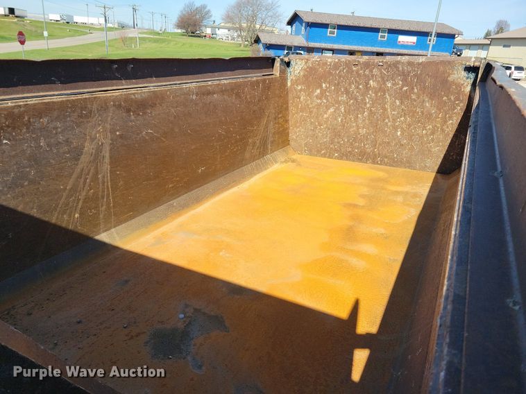 image for item LC9946 2014 Peterbilt 348 dump truck