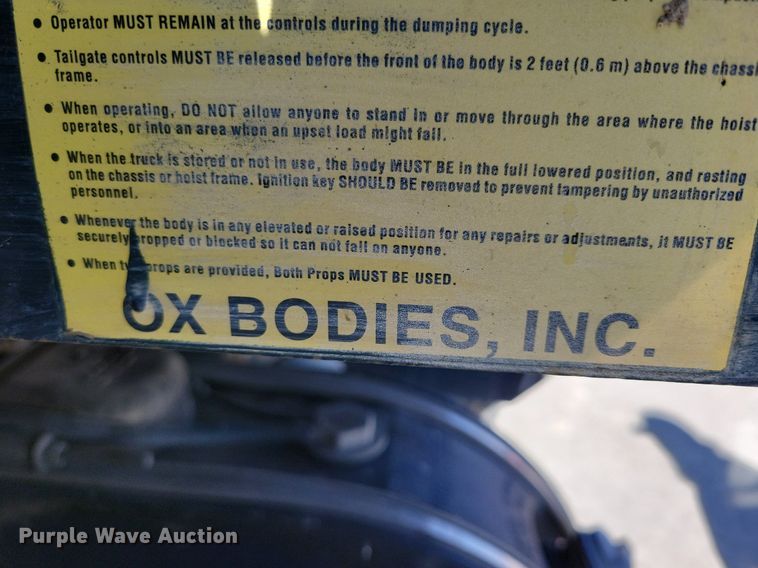 image for item LC9946 2014 Peterbilt 348 dump truck